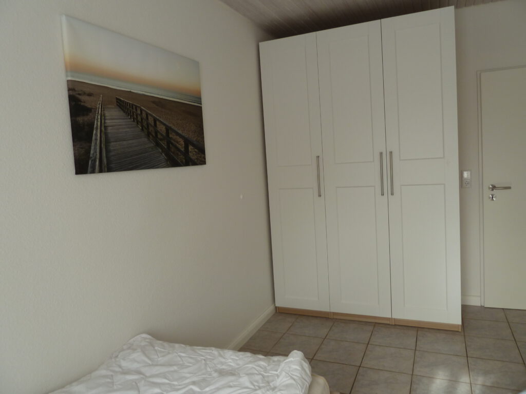 Kinderzimmer mit großem Kleiderschrank