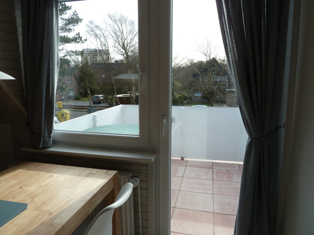 Zugang vom Wohnzimmer auf den Balkon