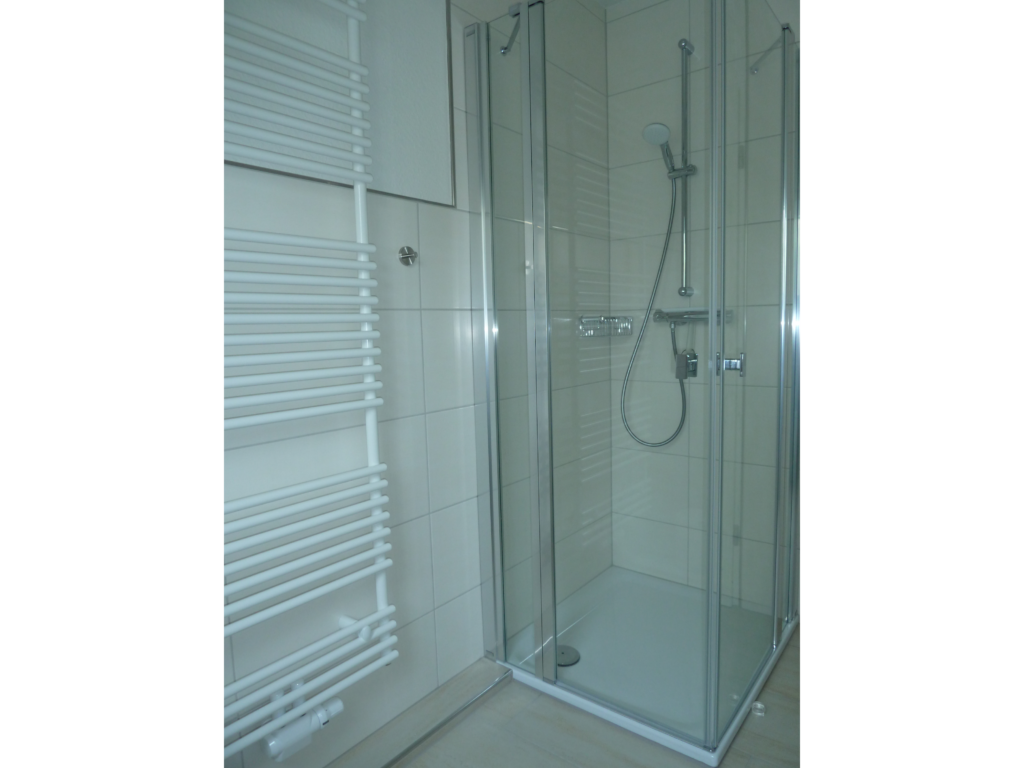 Dusche mit Handtuchwärmer