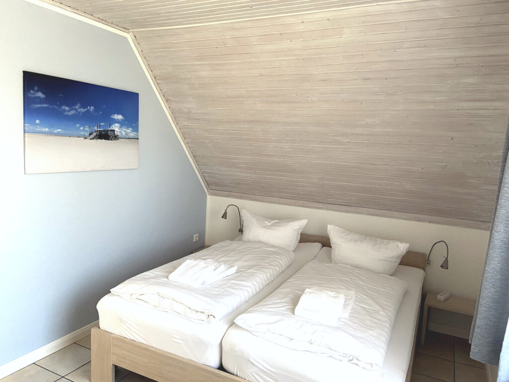 Schlafzimmer mit 7-Zonen-Lattenrost und verstellbarem Kopfteil