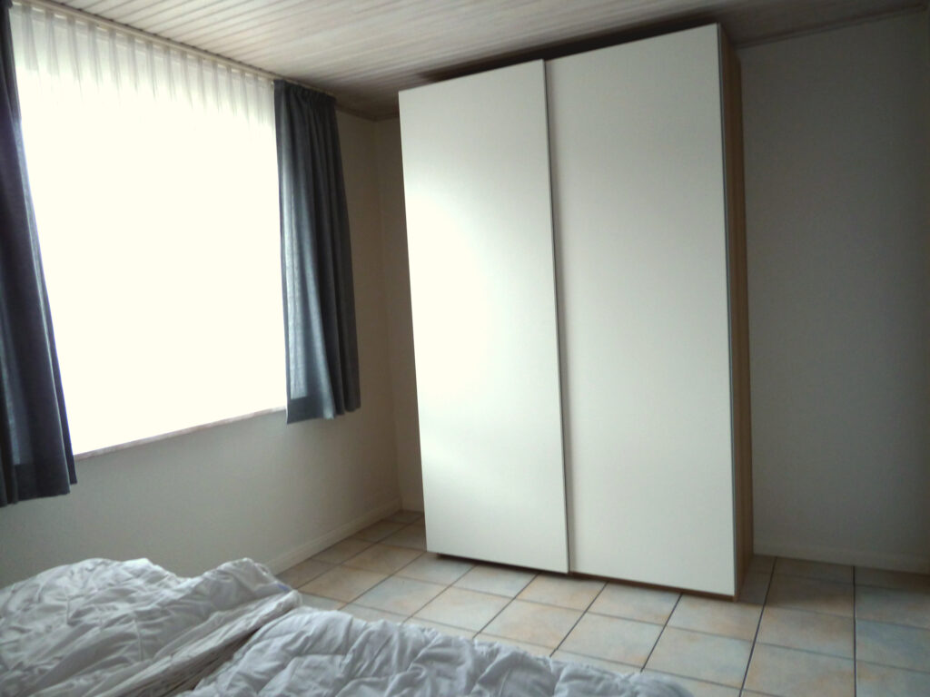 Schlafzimmer mit großem Schrank