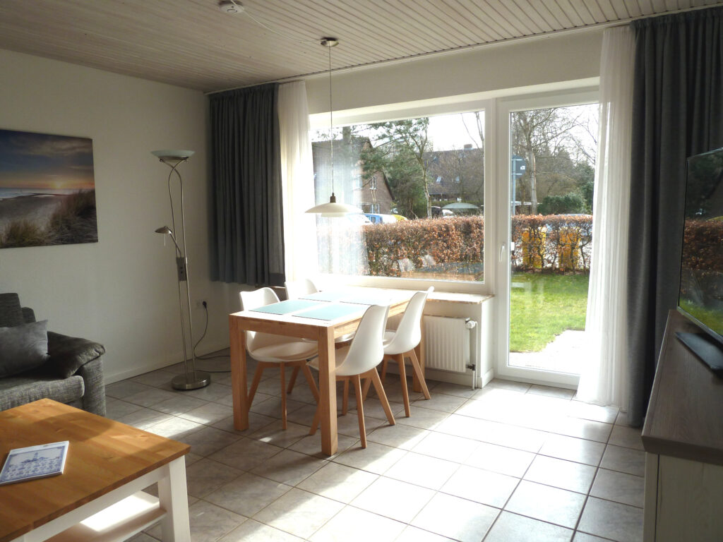 Wohnzimmer mit Zugang zur Terrasse